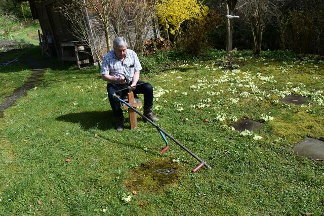 Walter Mayr mäht seinen Garten mit der Sense aus Scheibbs erzeugt nur beim Tegeln Lärm. | Foto: Roland Mayr
