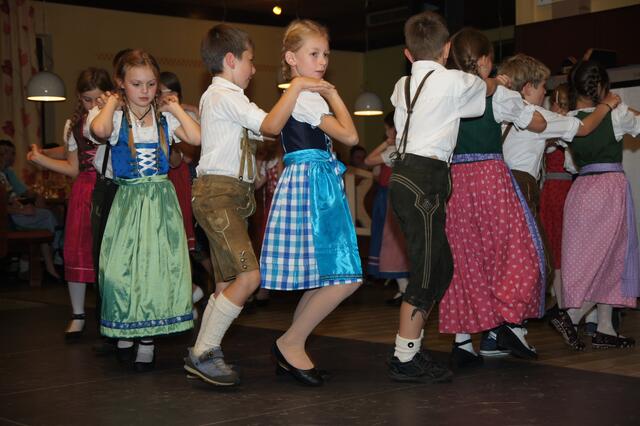 Die Schuhplattler-Gruppe St. Peter – hier ein Archivbild aus dem Jahr 2015 - spricht viele Jugendliche an.  | Foto: privat