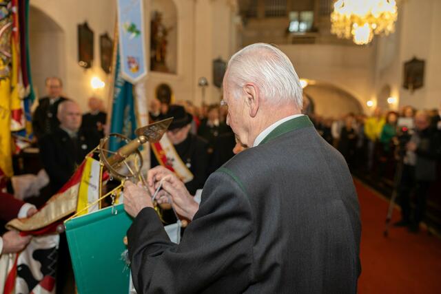 Die Fahnenbänder wurden gesegnet. | Foto: René Brunhölzl/RMW