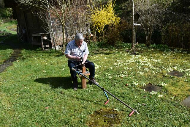 Walter Mayr mäht seinen Garten mit der Sense aus Scheibbs erzeugt nur beim Tegeln Lärm. | Foto: Roland Mayr