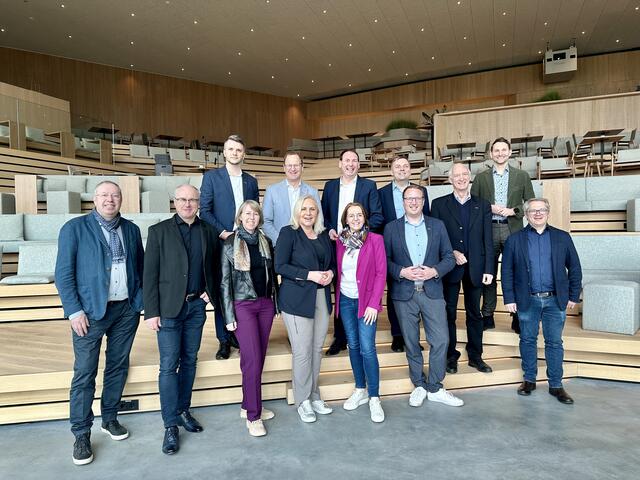 Europaabgeordneten Angelika Winzig (m.)  mit den WKOÖ-Bezirksobleuten.  | Foto: Loxone