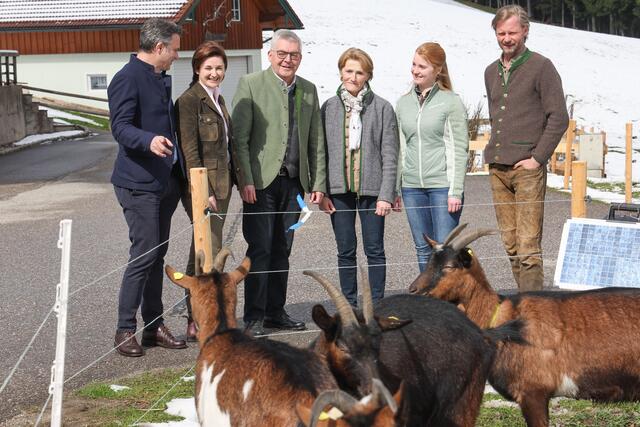  Im Bild v.l. Landwirtschaftskammerpräsident Rupert Quehenberger, Landeshauptmann-Stellvertreterin Marlene Svazek Landesrat Josef Schwaiger, die Bauersleute Gertraud und Johanna Oberascher sowie Landesjägermeister Max Mayr Melnhof | Foto: Land Salzburg / Franz Neumayr