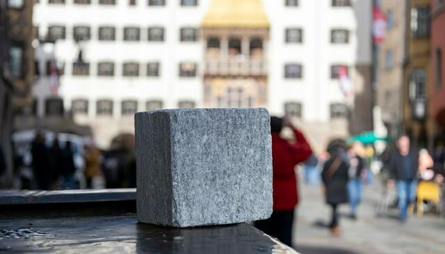 Die neue Pflasterung mit dem hochwertigen „Luserna Gneis“ ist geplant. Aktuell wird die Frage gestellt: "getrommelt" oder "gestrahlt"? | Foto: Freinhofer