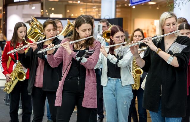 Flashmob der BKK Regau in der Varena: Die Besucher bekamen einen kleinen Vorgeschmack auf das Konzert am 13. April.