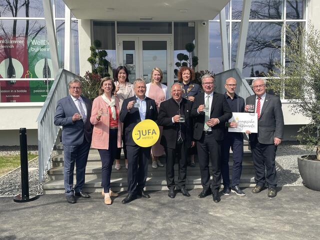 Projektbeteiligte und Politik, darunter Landeschef Christopher Drexler (3.v.r.), feierten mit Bürgermeister Karl Lautner (4.v.r.) und den Jufa-Vertreterinnen und -Vertretern rund um Gerhard Wendl (3.v.l.) die Eröffnung.  | Foto: RegionalMedien