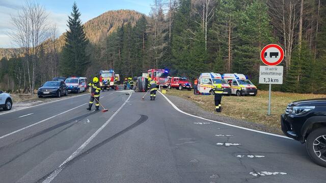 Ein schwerer Verkehrsunfall ereignete sich in Mariazell. | Foto: Rotes Kreuz Mariazellerland/Sommerer