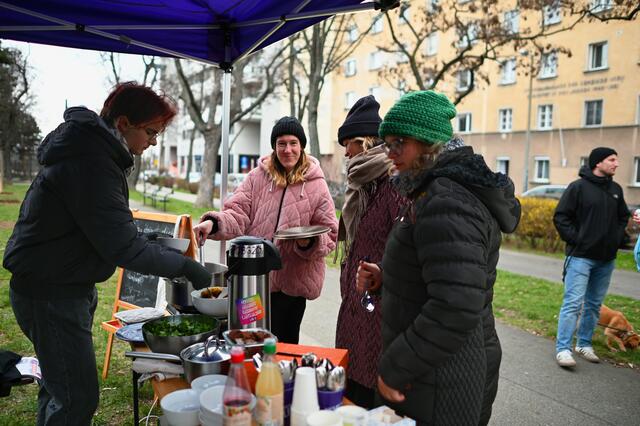 Links verteilt gratis Samosa-Teigtaschen. Mit der "Küche für Alle" soll den Floridsdorferinnen und Floridsdorfern geholfen werden.  | Foto: Links Brigittenau