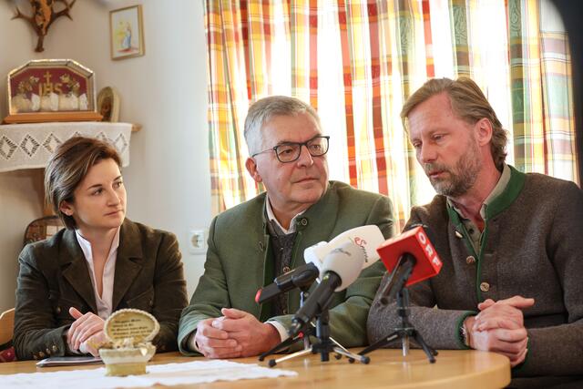  Im Bild v.l.: Landeshauptmann-Stellvertreterin Marlene Svazek, Landesrat Josef Schwaiger und Landesjägermeister Max Mayr Melnhof | Foto: Land Salzburg / Franz Neumayr