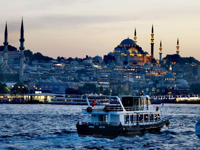 Die drei Kinder jenes Pärchens, welches im Verdacht steht, Anschläge geplant zu haben, sollen sich am Weg nach Istanbul befinden. (Symbolfoto) | Foto: Hussein A.Himmati