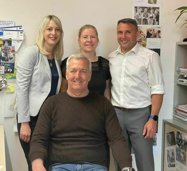 Seit der Lehre in der Gemeinde Straß: Nicole Partl, Bettina Skarget und Gerd Klapsch mit Bürgermeister Reinhold Höflechner | Foto: Gemeinde