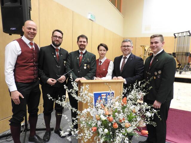 Franz Fischer, Manuel Kranzl, Roland Haas, Melanie Tiller, Ludwig Schleritzko und Sebastian Bauer (v.l.) | Foto: Stadtkapelle Raabs