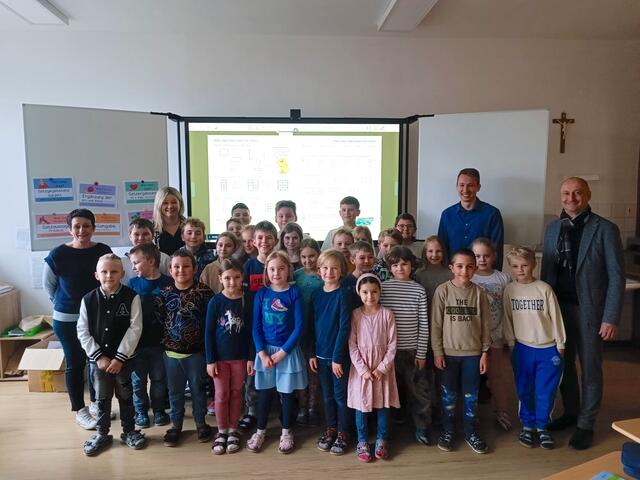 Mit den Kindern nahmen Direktorin Krisztina Stimpfl, Lehrerin Barbara Stadler, Lehrer Dominik Pelzmann und Bgm. Roman Jandrisevits (von links) die neuen Tafeln in Empfang. | Foto: Gemeinde Gerersdorf-Sulz