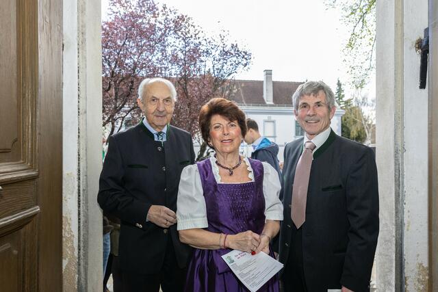 Rudi Wieselthaler (r.) beim Einzug in die Kirche mit dem ältesten Oberlaaer Karl Meixger (l.). | Foto: René Brunhölzl/RMW