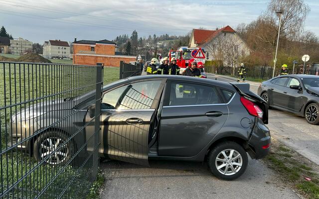 Ein Auto landete im Zaun. | Foto: FF Wolfsgraben