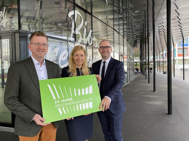 Von links: Rektor Martin Rummel, Kulturstadträtin Doris Lang-Mayerhofer sowie Liegenschaftsreferent Stadtrat Dietmar Prammer. | Foto: ABPU
