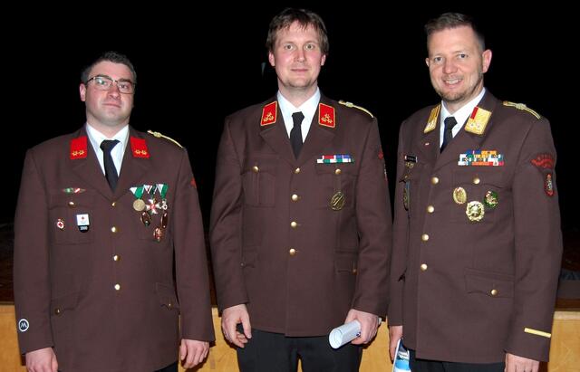 Bereichsfeuerwehrkommandant-Stv. BR Alexander Siegmund gratulierte HBI Daniel Wabnegg und OBI René Kobald (v.r.) zu den großartigen Leistungen. | Foto: BFV Leoben/Tomsits