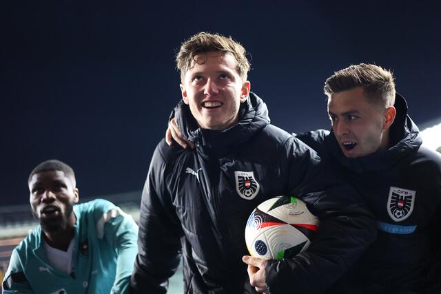 Man of the Match: Michael Gregoritsch schnappte sich nach seinem Dreierpack den Spielball als Andenken. | Foto: GEPA