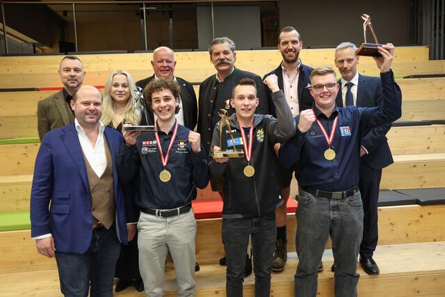 Franz Schnöller (Bundesinnungsmeister-Stellvertreter), 2. Platz Andreas Hussl (T), 1. Platz Marcel Riener (NÖ), 3. Platz Lukas Oberlinninger (OÖ, 1. Reihe, von links); Paul Morolz (Bundesinnungsgeschäftsstelle), Julia Wörndl-Aichriedler (Landesinnungsgeschäftsführerin Salzburg), Konrad Pieringer (Bürgermeister von Seekirchen), Andreas Rotter (Landesinnungsmeister Salzburg), Mst. Albert Schinwald (Lehrlingswart Salzburg), Gerald Kopsa (Bundeslehrlingswart Landesinnungsmeister-Stellvertreter, 2. Reihe, v. l.). | Foto: Franz Neumayr