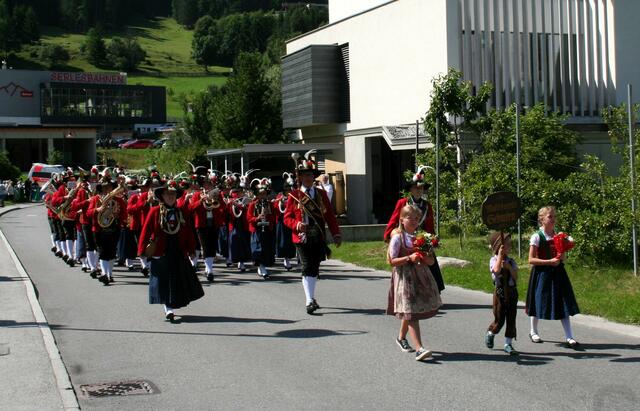 Seit 1928 tragen die Musikanten aus Schmirn die rote Wiltener Tracht mit den auffallenden weißen bzw. goldenen Kordeln und bilden damit eine Ausnahme im oberen Wipptal.