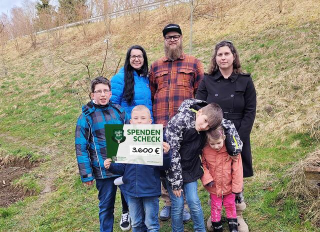 Werner Hofer unterstützt Familie Scharinger aus St. Veit mit 3.600 Euro. | Foto: waffenhofer.at