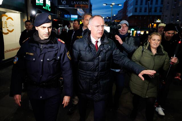 Am Montagabend machte sich Innenminister Gerhard Karner (ÖVP) bei einer vom Innenministerium bezeichneten "Schwerpunktaktion" ein Bild von der Lage am Reumannplatz. | Foto: FLORIAN WIESER / APA / picturedesk.com