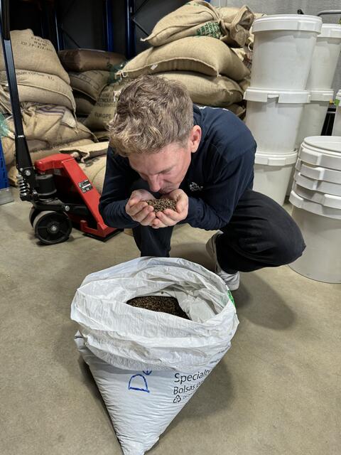 Andi Knoll versuchte sich als Kaffeeröster in Korneuburg. | Foto: Hitradio Ö3