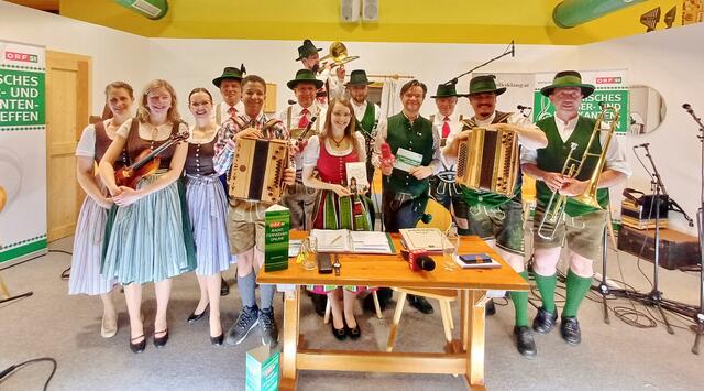 Die Teilnehmer am ORF Sänger- und Musikantentreffen beim Schlussapplaus in der Großstübinger Stub´n. | Foto: SUMT