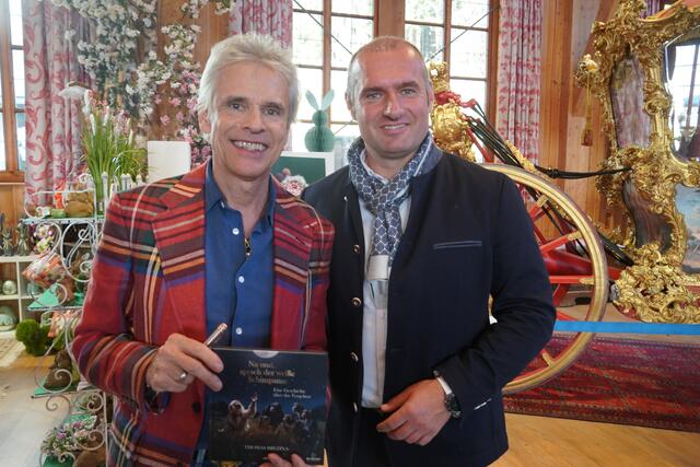 Bestsellerautor Thomas Brezina (links) mit dem Stiftungsvorstand von Gut Aiderbichl Henndorf, Dieter Ehrengruber. | Foto: Emanuel Hasenauer