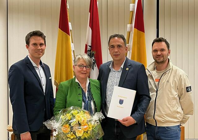 Der scheidenden Gemeinderätin Christel Reicher-Muth dankten Vizebürgermeister David Venus, Bürgermeister Manuel Weber und Vizebürgermeister Stefan Fuchs (von links). | Foto: Gemeinde Rudersdorf