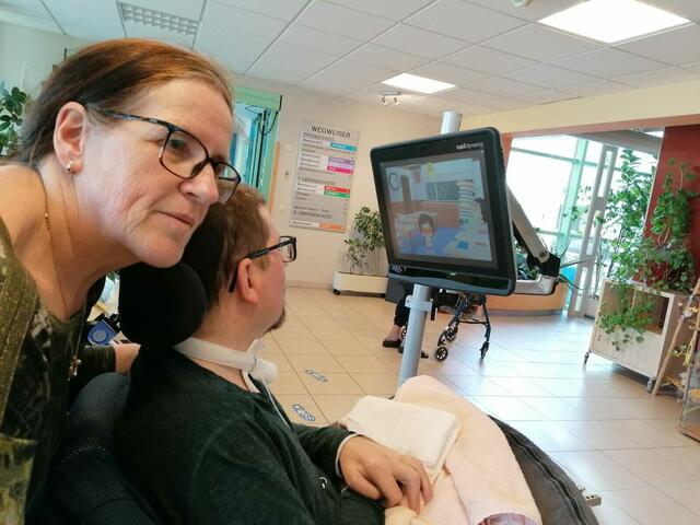 Monika Zschetsche mit ihrem Sohn und dem Lerncomputer. | Foto: privat