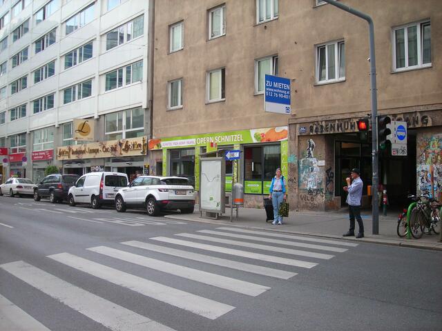 In der Rechten Wienzeile vom Getreidemarkt bis zur Operngasse soll ein Ein-Richtungs-Radweg, der baulich vom Gehweg und der Fahrspur getrennt ist, entstehen.