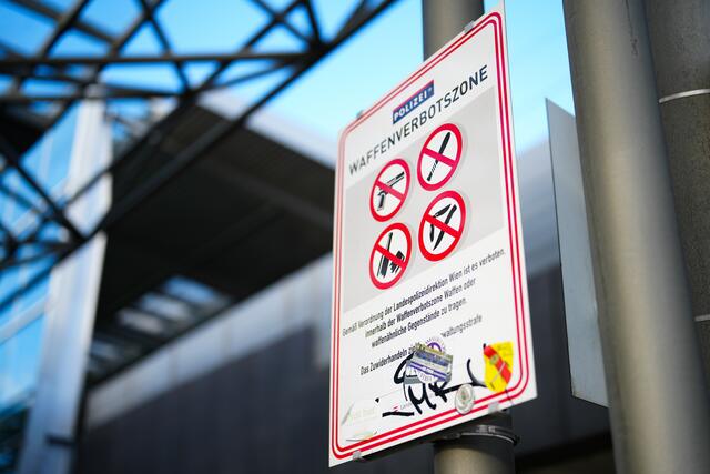 Wien soll neben dem Praterstern und der Umgebung sowie dem Donaukanal (Teile des Franz-Josefs-Kais) eine dritte Waffenverbotszone am Reumannplatz bekommen. | Foto: EVA MANHART / APA / picturedesk.com