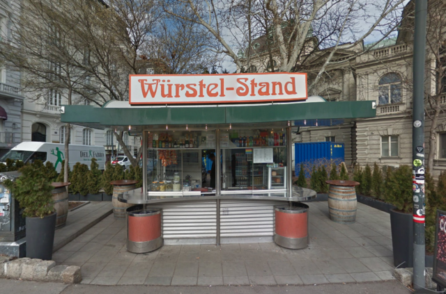 Der Betreiber Roland Walloner des Würstelstands in der Burggasse, hofft auf eine Einigung, um den Stand weiter betreiben zu können. | Foto: Screenshot Google Streetview