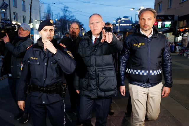 Innenminister Gerhard Karner (ÖVP, Mitte) am Reumannplatz mit dem Bundeskoordinator der Einsatzgruppe Jugendkriminalität, Dieter Csefan (r.). | Foto: FLORIAN WIESER / APA / picturedesk.com