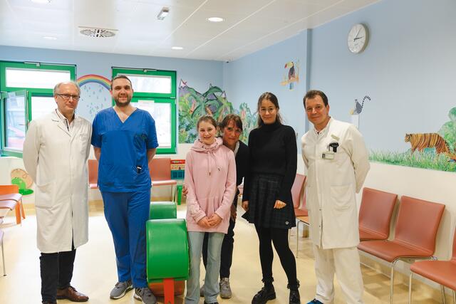 Im Bild v. li.: Primar Roman Metzger, Leitende Pflegeperson der Kindernotaufnahme Stefan Uray,  Oberärztin Julia Trost-Schrems,  Künstlerin Johanna Binder und Oberarzt Armin-Johannes Michel in der Universitätsklinik für Kinder- und Jugendchirurgie | Foto: SALK