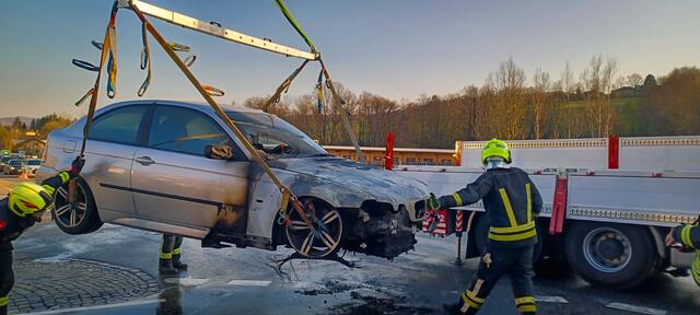 Ein Auto stand in Brand. | Foto: FF Purkersdorf