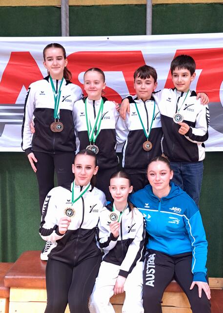 Hinten: Esther Schneeweiß, Elena Treun, Cornelius Kargl, Deodat Varga
Vorne: Tamara Lehner, Sophie Strodl, Melanie Trejo | Foto: Frieways Karateklub