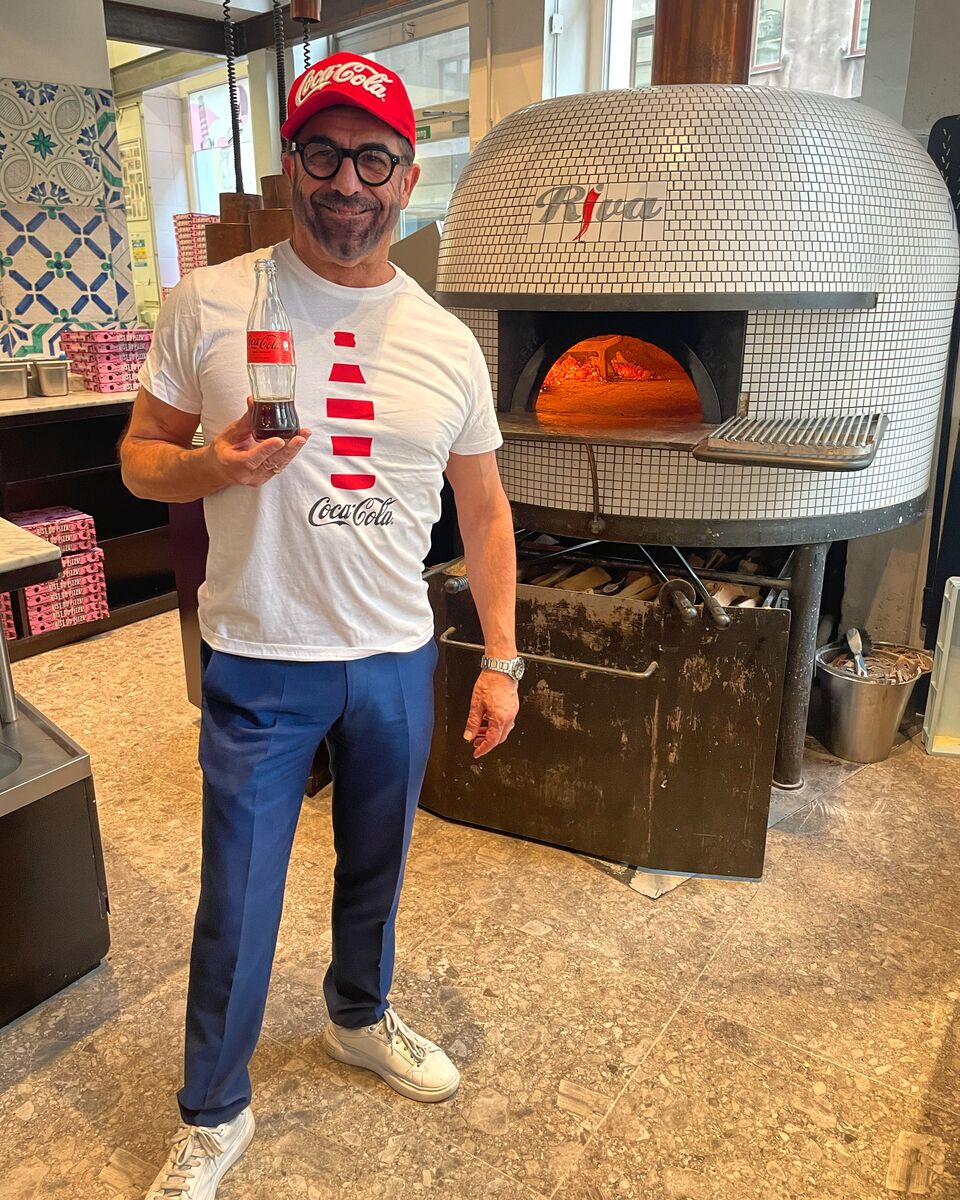 Mauro Mittendrin und Coca-Cola in der Pizzeria Riva Favorita im 4. Bezirk. | Foto: Maximilian Spitzauer