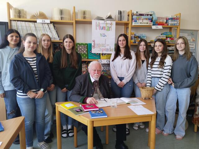 Einige der Schülerinnen und Schüler mit Mundartdichter Adi Plos beim Workshop | Foto: MS Voitsberg