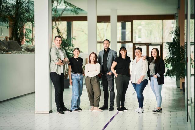 Leiter der Linzer Seniorenzentren Robert Ritter-Kalisch (Mitte)mit dem sechsköpfigen Community Nurses-Team der Stadt Linz.  | Foto: Robert Maybach