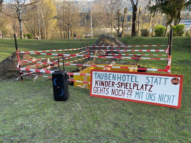 Der Bau des Taubenschlags an der Innpromenade im O-Dorf hat bereits begonnen. Das sorgt für viel Unverständnis.  | Foto: Lisa Kropiunig
