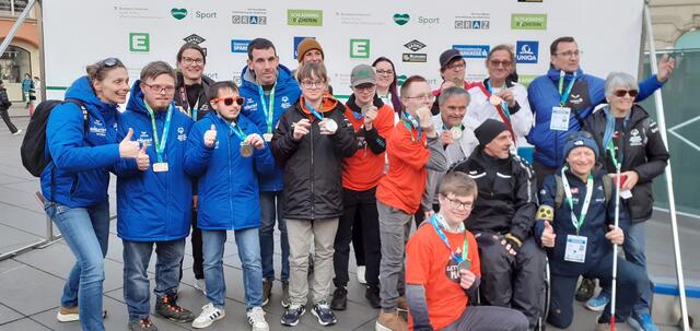 Joseph Kargl (rote Brille) konnte sich beim Kletterbewerb die Goldmedaille holen. Als Draufgabe gab es für Kargl auch noch Bronze. | Foto: Diakonie