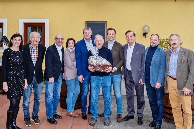 Geburtstagsjubilar Walter Hiesel, Franz Tonner, Karlheinz Kornhäusel und Rudi Roth (alle Bildmitte)  mit Vorstandsmitgliedern des Club Steiermark.  | Foto: Karl Prix