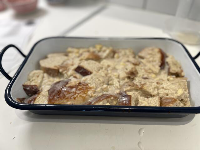 Bei den Zutaten kann man variieren. Brotpudding geht vegan, mit Kuhmilch, mit oder ohne Rosinen.  | Foto: RegionalMedien