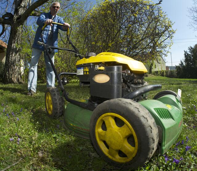 Gartenlärm, etwa durch Rasenmäher, prüft die Nachbarschaft. | Foto: Santrucek