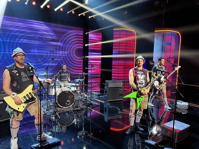 Die Analphabeten trauten sich als Act bei der Fernsehshow mitzumachen, die eigentlich nicht zu ihnen passt, um zu zeigen, dass es in Österreich weit mehr gibt als Pop und Schlager! | Foto: Flo Gla/privat