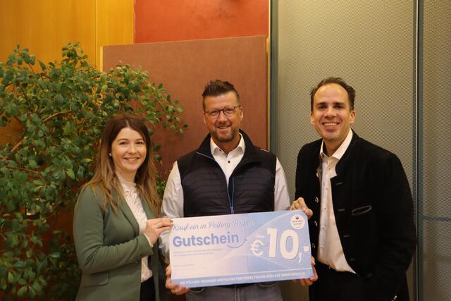 "Kauf ein in Pölfing-Brunn": Bgm. Hannes Schlag hat die Aktion "Kauf daheim in Pölfing Brunn" neu belebt, um die Wirtschaftskraft im Ort anzukurbeln. Die Einkaufsgutscheine im Wert von jeweils zehn Euro sind in der Raiffeisenbank Süd-Weststeiermark erhältlich. | Foto: Gde Pölfing Brunn