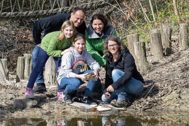 Zoolog. Abteilungsleiter Anton Weissenbacher (Tiergarten Schönbrunn), Nationalparkdirektorin Edith Klauser und Schildkröten-Projektleiterin Maria Schindler mit Schülerinnen der Volksschule Orth a.d. Donau. | Foto: Daniel Zupanc/Tiergarten Schönbrunn