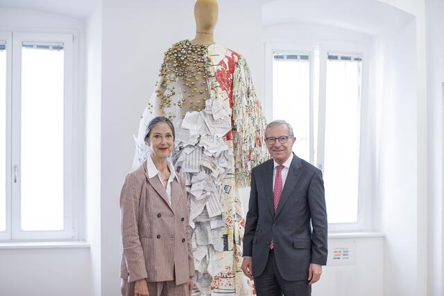 Eine weitere Station des Rundgangs war die Interuniversitäre Einrichtung Wissenschaft und Kunst in der Bergstraße, die seit 2004 besteht und die Möglichkeit bietet, an der Schnittstelle von Wissenschaft und Kunst produktiv und langfristig zu arbeiten. | Foto: Land Salzburg/Neumayr/Christian Leopold