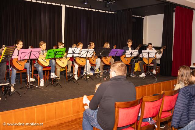 Gitarrenensemble unter der Leitung von Roberto Lemma gemeinsam mit Madita, Marlies, Bjarne, Selina, Markus, Finn, Demirkoca, Maxi, Anna und Julian. | Foto: www.cine-motion.at / Ivanek
